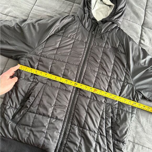 The North Face Men's Reversible Camo and Black Puffer Jacket - Picture 12 of 15